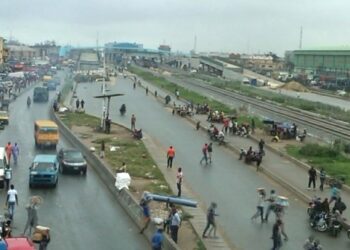 Residents Decry Trucks’ Indiscriminate Parking On Lagos – Badagry Expressway