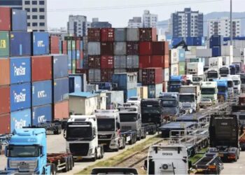 South Korean Military Moving Containers due to Truckers’ Strike