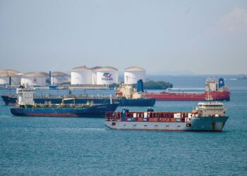 Unwanted Russian Oil Fills Singapore Anchorage