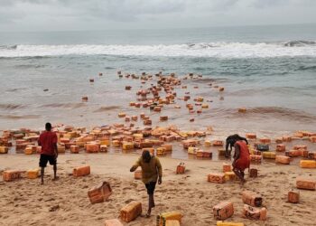Smugglers’ Boat With Several Jerry Cans For Smuggling Fuel Runs Aground