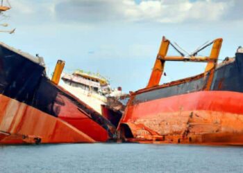 Two Bulk Carriers Taking on Water After Collision in the Yangtze River