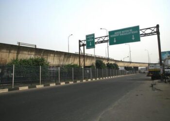 LASG Diverts Traffic At Night For Truck Barriers Installation