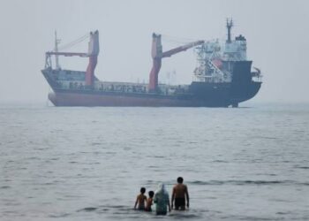 War Insurers Advise Shipping Companies To Pause Hormuz Voyages