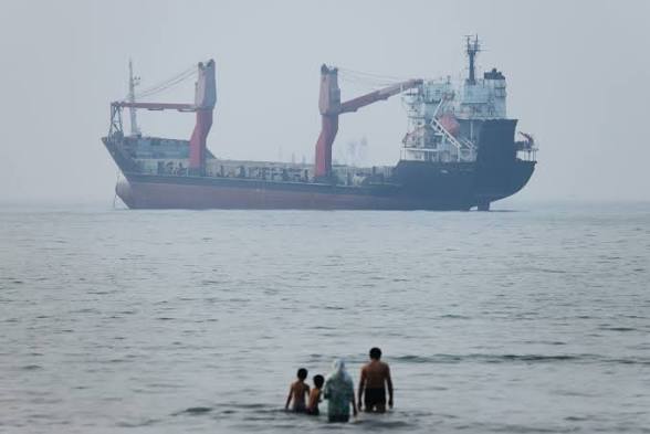 War Insurers Advise Shipping Companies To Pause Hormuz Voyages